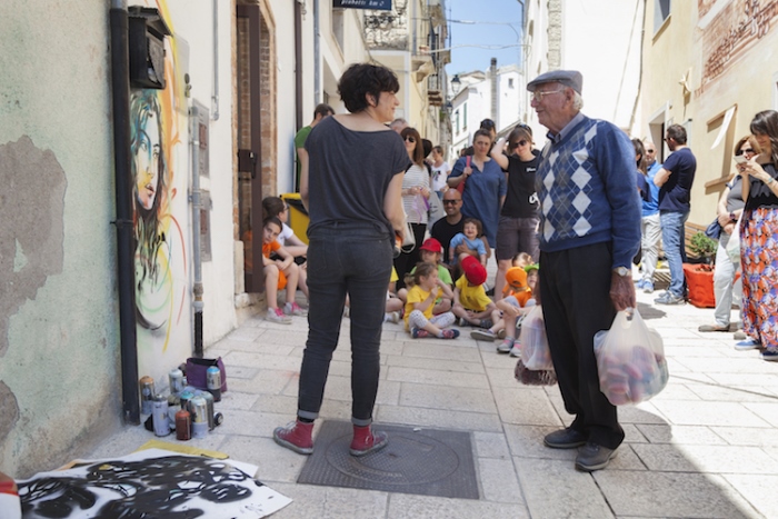 Местный житель Зио Никола общается с художницей Алисой Паскуини.
