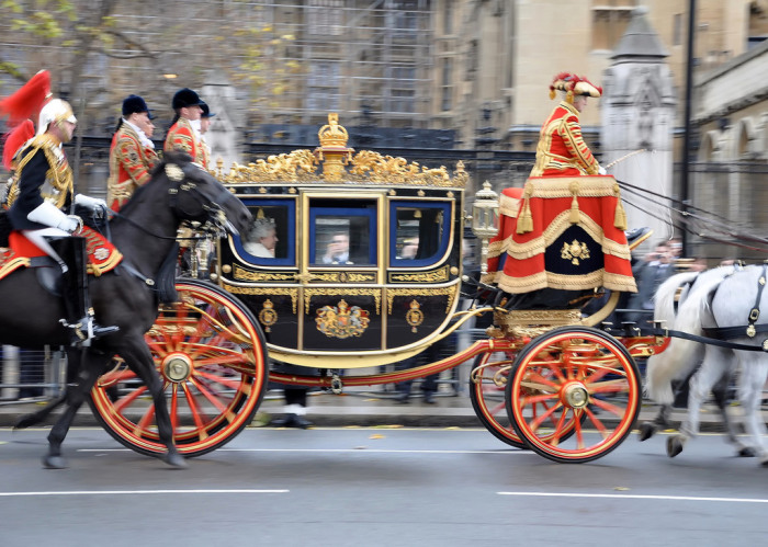 Ее Величество королева Великобритании по пути в Парламент.  
