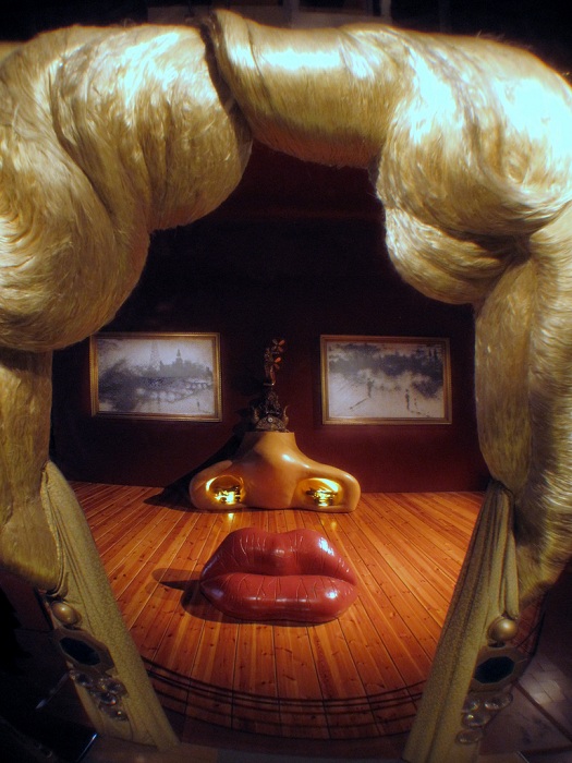 Комната в виде лица Мэй Уэст, созданная Сальвадором Дали.