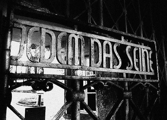 «Jedem das Seine» («Каждому свое») – надпись на воротах при входе в Бухенвальд. | Фото: img-fotki.yandex.ru.