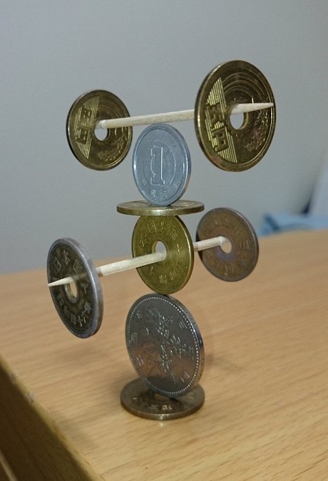 Балансирующие монеты. | Фото: odditycentral.com.