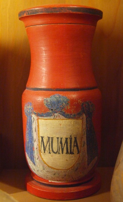 Из мумий делали коричневую краску. | Фото: flytothesky.ru.