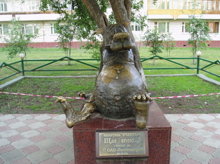 Памятник «Щас спою…». | Фото: fishki.net.