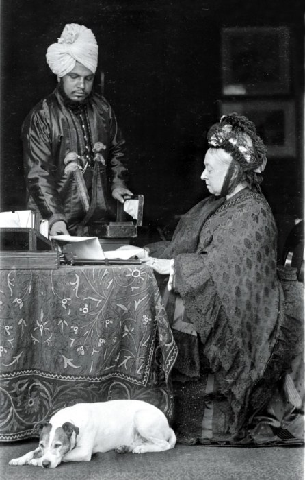 Абдул Карим помогает королеве Виктории, 1885 год. | Фото: dailymail.co.uk.