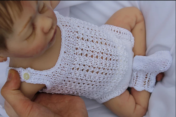 Куклы создаются из силикона, который на ощупь очень похож на кожу.