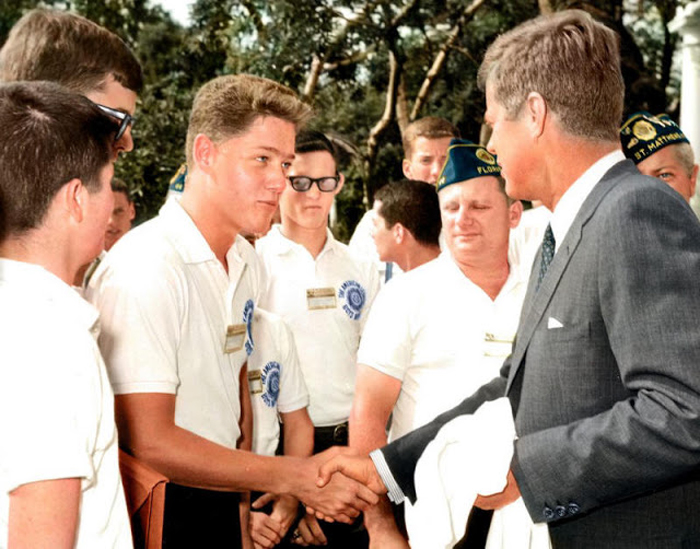 Билл Клинтон пожимает руку Президенту Кеннеди 4 июля 1963 года в саду около Белого Дома.