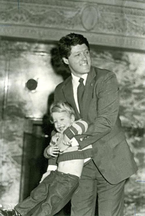 Билл Клинтон и его дочь Челси в 1983г.