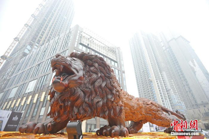 Восточного льва установили на центральной площади в Ухане.