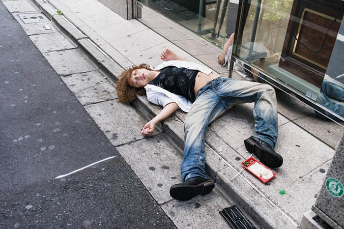 Увидеть заснувших на улице пьяных людей в Японии - обычное дело.  Фото: Lee Chapman.