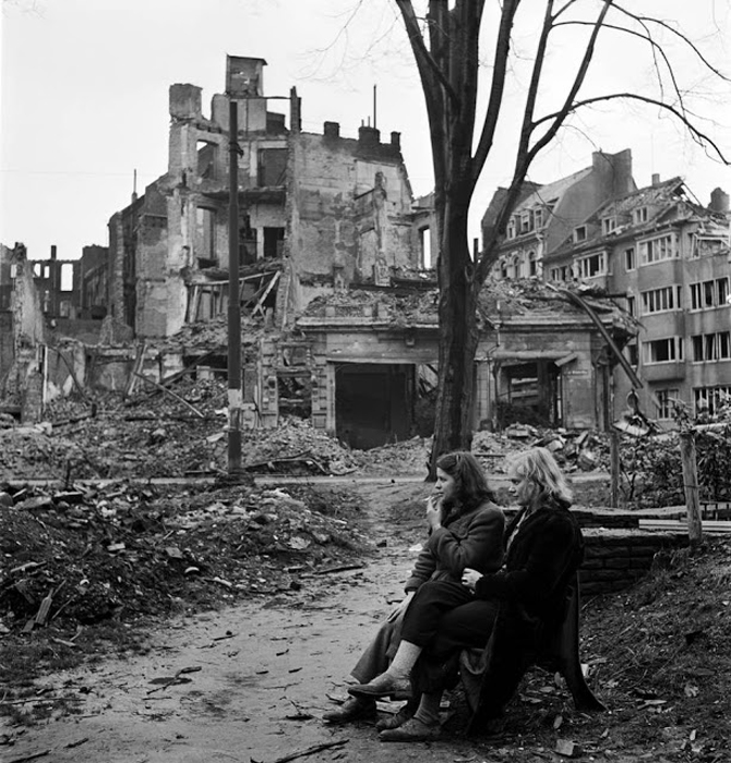 Две немки среди руин Кёльна, 1945г. Фото: Lee Miller.