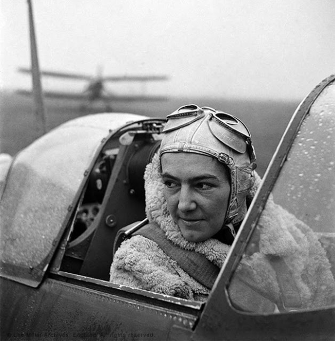 Анна Леска, пилот из Польши. Беркшир, Англия, 1942г. Фото: Lee Miller.