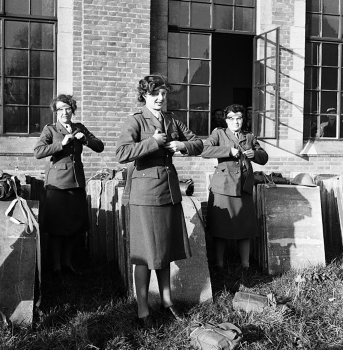 Офицеры женского вспомогательного территориального корпуса снимают форму. 1944г. Фото: Lee Miller.