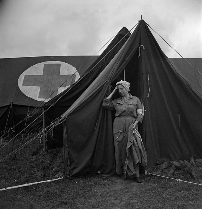 Уставшая медсестра в 44м эвакуационном госпитале, Нормандия, Франция, 1944г. Фото: Lee Miller.