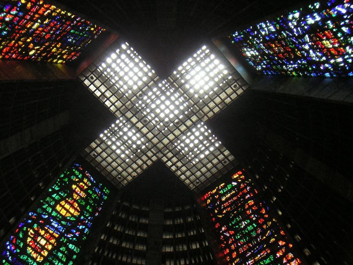 Окно в виде креста, расположенное на потолке здания.