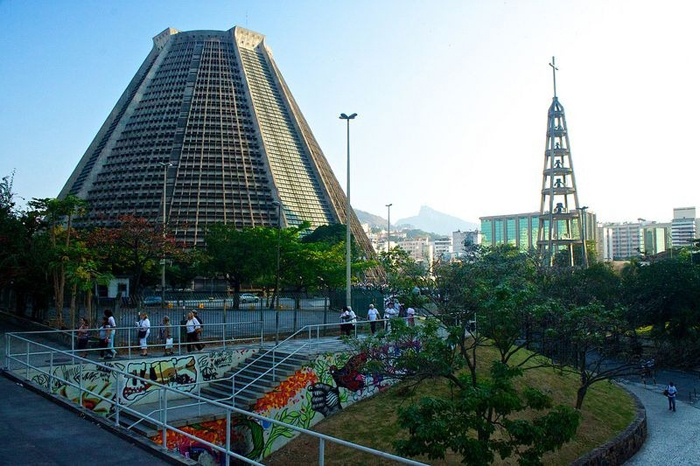 Собор Святого Себастьяна сделан в стиле пирамид Майя.