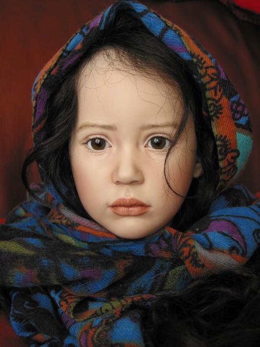Девочка в цветном платке. Автор: Jeanne Gross.