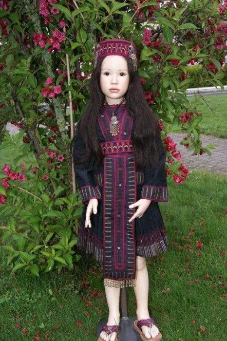Кукла в национальной одежде. Автор: Jeanne Gross.