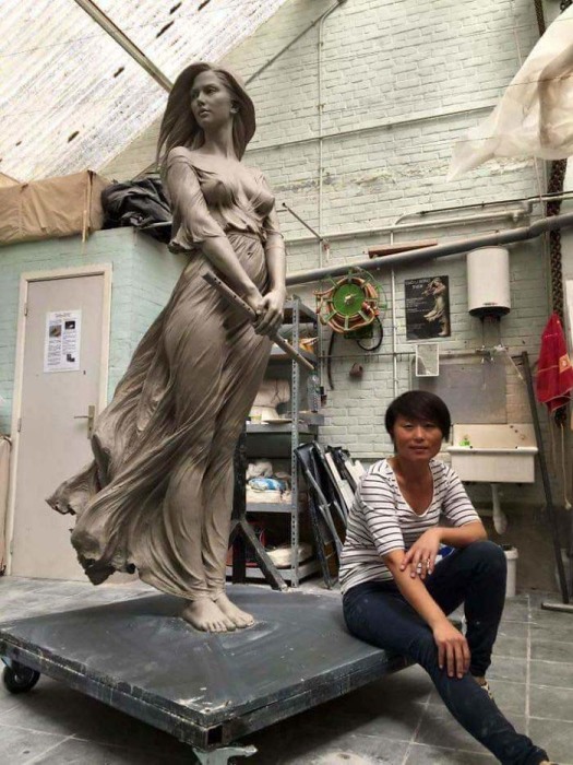 Лу с одной из своих скульптур. Автор: Luo Li Rong.