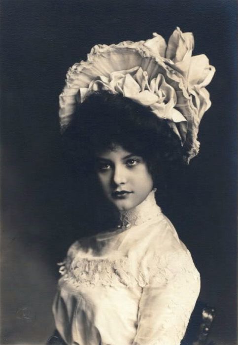 Одна из самых знаменитых и красивых женщин, которая выступала на театральных подмостках в начале ХХ столетия.