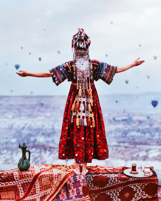Модель в уникальном платье ручной работы на фоне колоритной Каппадокии, Турция.