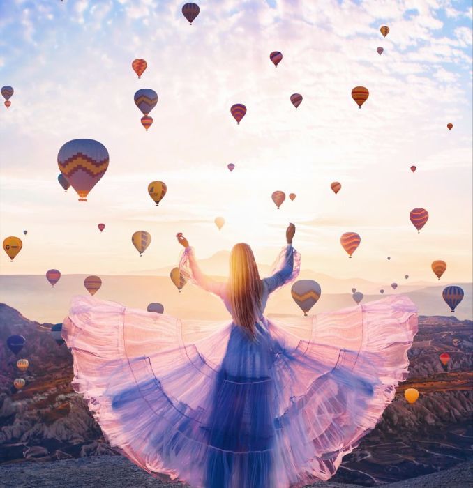 Грациозная Мария в невероятно воздушном легком платье и живописный рассвет в Каппадокии, Турция.