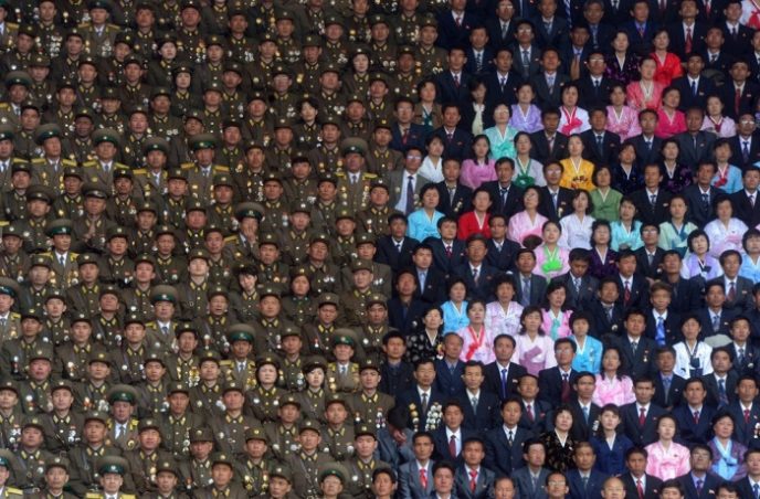 Солдаты северокорейской армии и гражданские во время церемонии памяти основателя Северной Кореи Ким Ир Сена.
