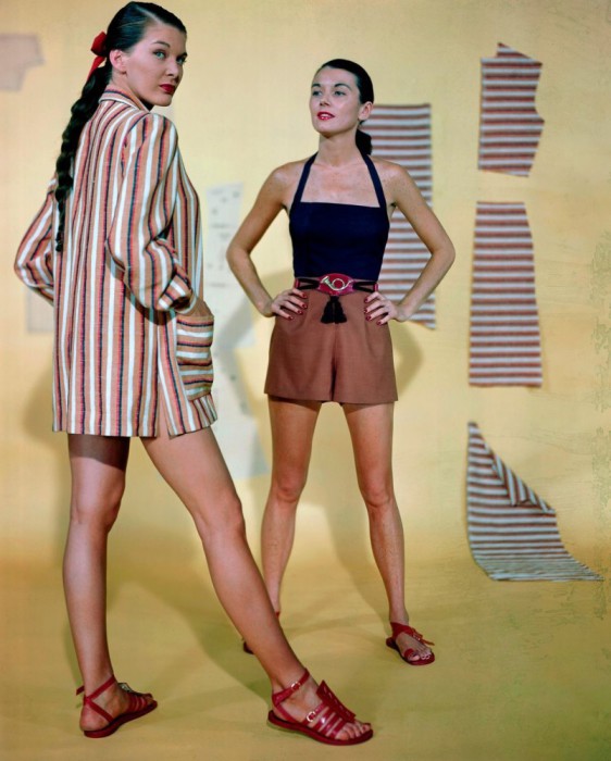 Модели демонстрируют гватемальский пляжный пиджак и костюм для игр на пляже, 1947 год.