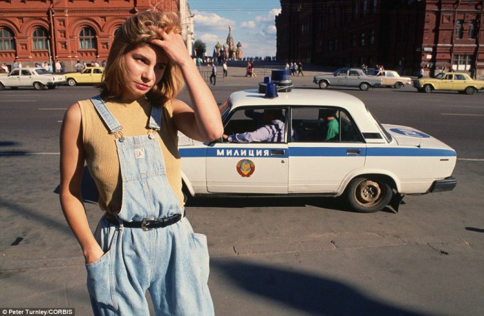  Катя курсирует по улицам Москвы в поисках клиентов, а мимо нее проезжает милицейская машина в 1991 году.