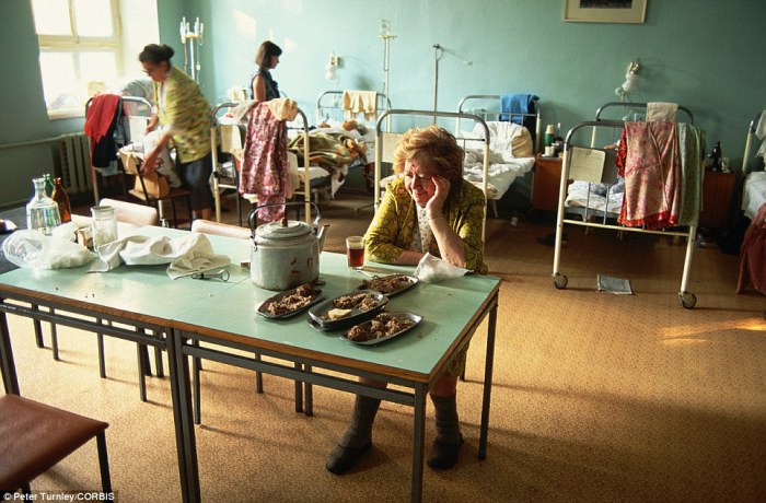 Выздоравливающие в больничной палате с довольно богато накрытым столом, июль 1991 года.