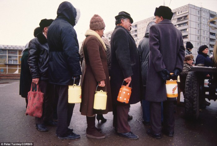 Пенсионеры выстроились с бидонами в очередь за молоком, город Тула, ноябрь 1991 года.