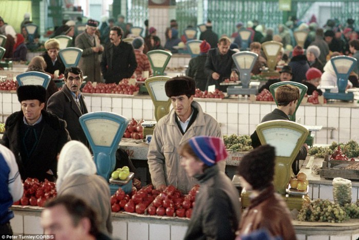 Вечно богатеющие кавказцы торгуют южными фруктами на рынке, ноябрь 1991 года.