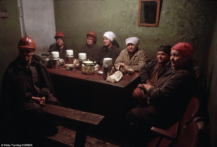 Женщины шахтеры отдыхают после смены в городе Новокузнецк, июнь 1991 года.
