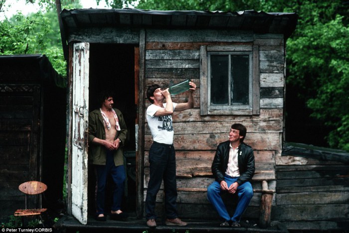 Мужчины выпивают у сарая в городе Новокузнецк, который в начале 90-х одолевали серьезные экономические проблемы.