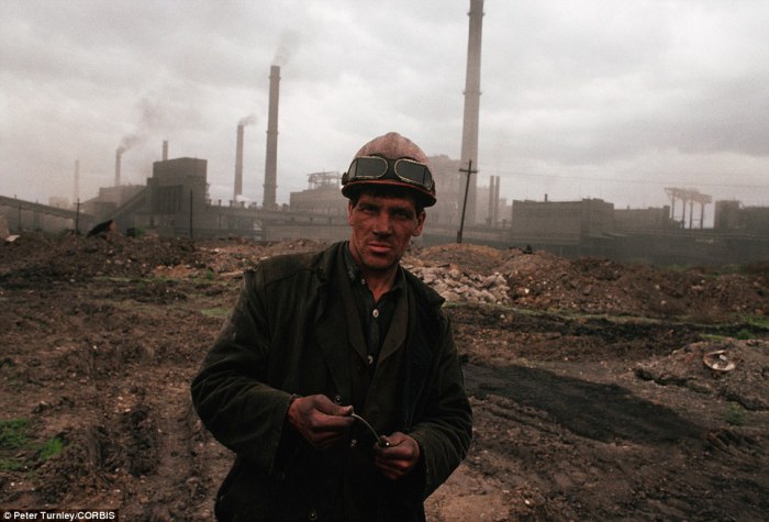 Шахтёр, который живет в промышленном районе Сибири, испытывающей серьезные экономические сложности, июнь 1991 года.