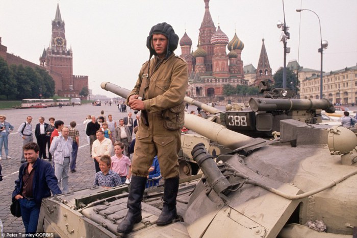 Солдаты и танки двигались на Красную площадь, чтобы окружить Кремль в начале переворота.