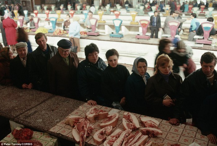 На государственном рынке в Новокузнецке выстроилась длинная очередь за свининой и другими мясопродуктами.