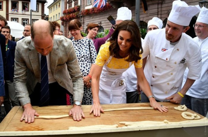 На рынке города Гейдельберг Кейт Миддлтон и принц Уильям пытаются сделать брецели — традиционные крендели, распространенные в южной Германии.