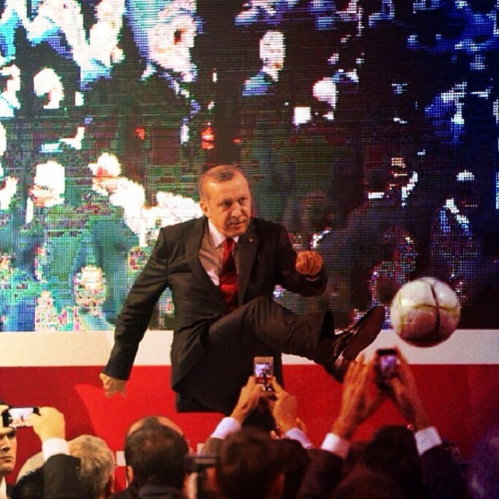 Известный политический лидер Турции весьма метко отбивает ногой футбольный мяч.