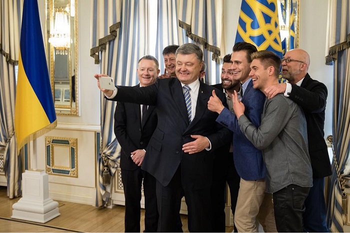 Фотография политического деятеля, который в свою очередь делает снимок с организаторами и ведущими конкурса «Евровидение-2017».