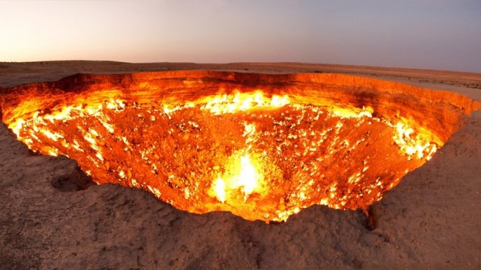Вогняна яма, розташована в пустелі Каракуми, отримала назву «Двері в пекло» і є результатом буріння і розкопок, що проводилися в 1971 році.
