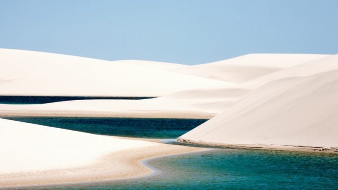 Невелика пустеля з білосніжними піщаними дюнами, серед яких в сезон дощів утворюються лагуни з бірюзовою водою.