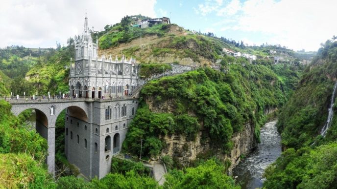 Неоготична церква, що височіє над річкою Гуаїтара, служить обрамленням для наскального ікони «Senora de las Lajas» і є найбільш відвідуваною в Колумбії.