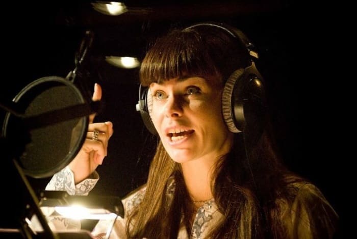 Инна Гомес в студии на записи радиоспектакля | Фото: love-psy.ru