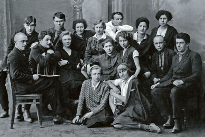 Ольга Берггольц (третья слева во втором ряду) со студентами филологического факультета | Фото: leningradbessmerten.ru