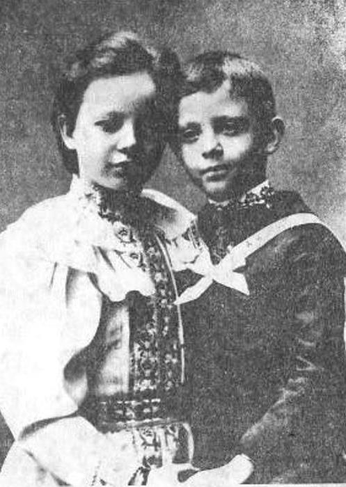 Сергей Панкеев в возрасте 7 лет и его сестра Анна, 9 лет | Фото: rozamira.nl