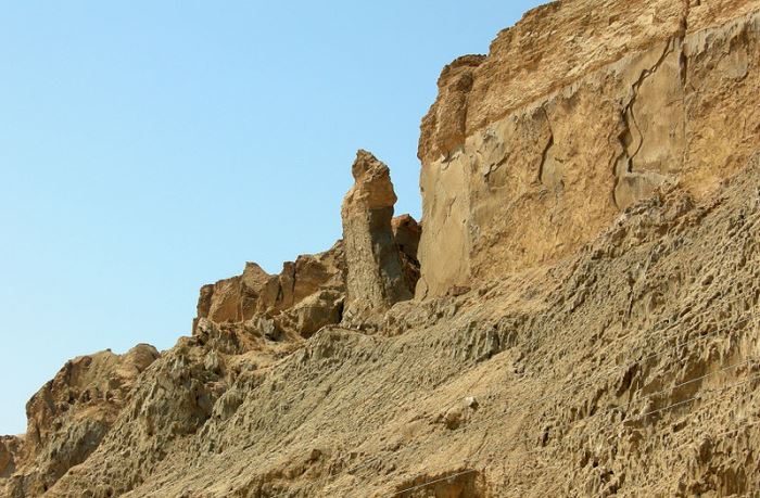 Соляной столп на горе Содом, в который, по преданию, обратилась жена Лота