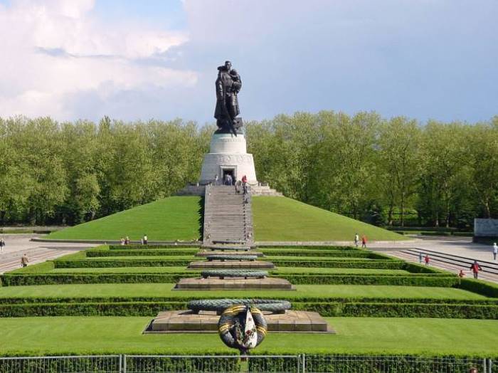 Памятник Воину-освободителю в Берлине | Фото: oursociety.ru