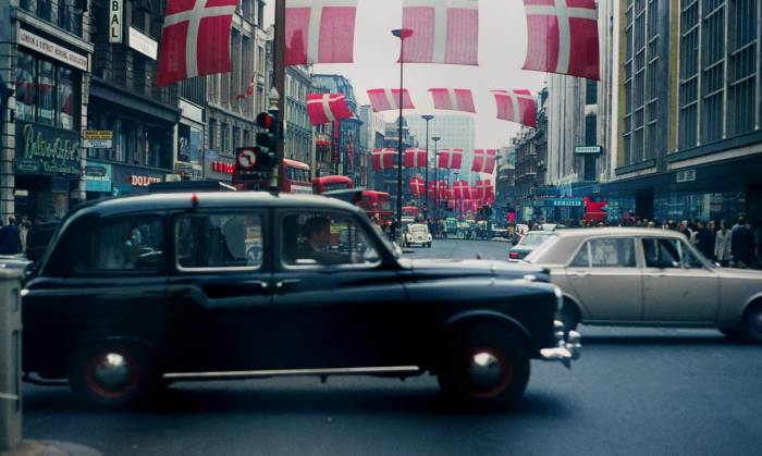 Одна из основных улиц Вестминстера в 1968 году.