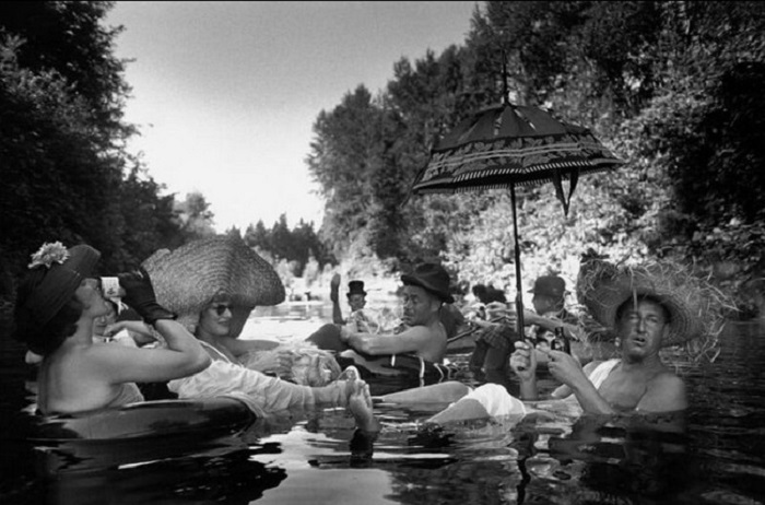 Члены клуба под названием Tubing Society отдыхают тёплым летним днём. Сиэтл, 1953 год.