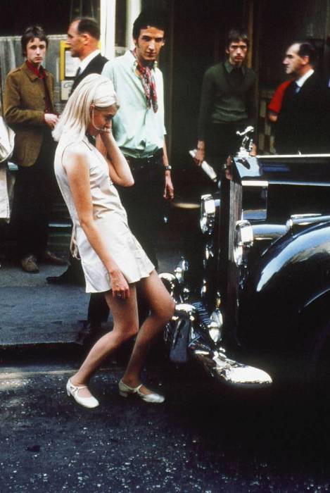 Девушка и шикарный автомобиль класса люкс в 1968 году. 